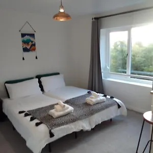 Homestay Beech House 20 Minute Walk To Airport, Bristol